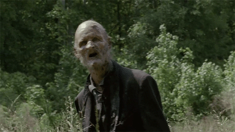 Tu trébuches et tombes sur un zombie caché sous des feuilles