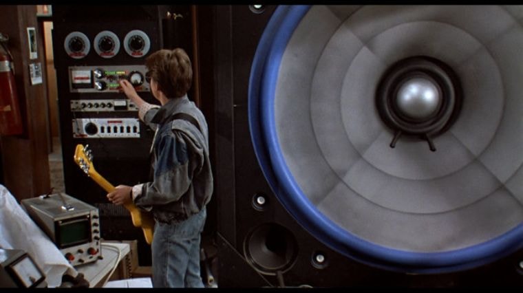 Tu meurs dans une explosion en jouant du rock