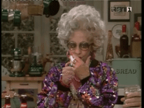 Asphyxié(e) par la fumée de cigarette (Une Nounou d'Enfer)