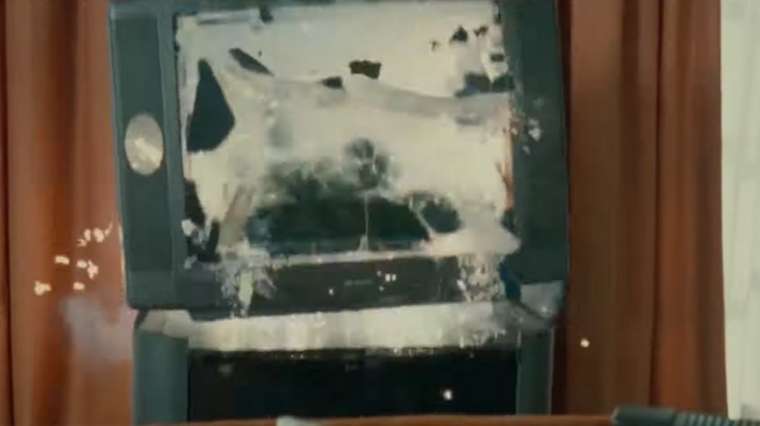 Tu meurs à cause de la télé qui explose