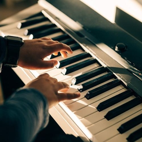 Écouter/ jouer de la musique 