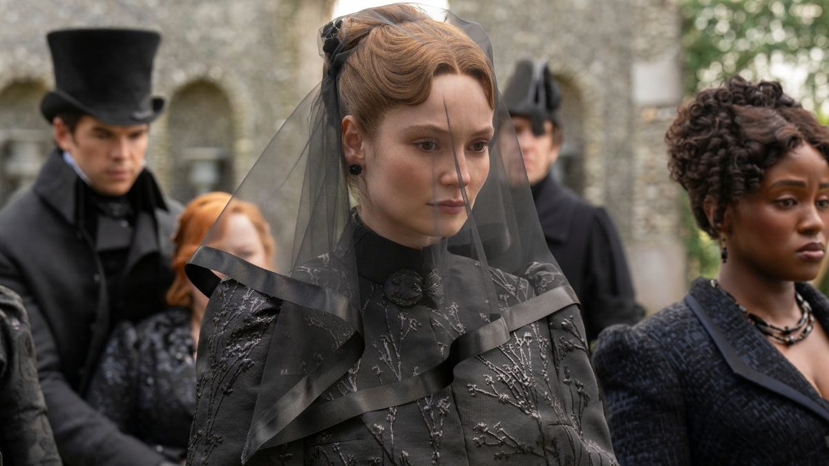 Francesca aux funérailles de lord John Kimartin dans la saison 4 de Bridgerton