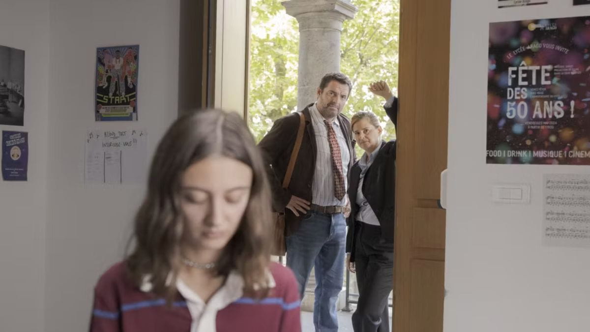 Arnaud Ducret, Élodie Poux et Lara Tavella dans le téléfilm Papa malgré lui sur TF1.